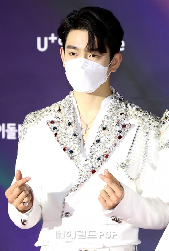 組圖：GOT7不續約JYP後出席金唱片活動 全員白衣帥氣