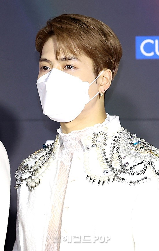組圖：GOT7不續約JYP後出席金唱片活動 全員白衣帥氣