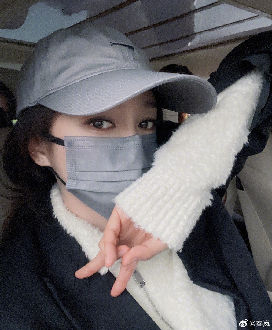 组图:背影杀!秦岚晒去年夏天旧照 举手比耶身材苗条_高清图集_新浪网