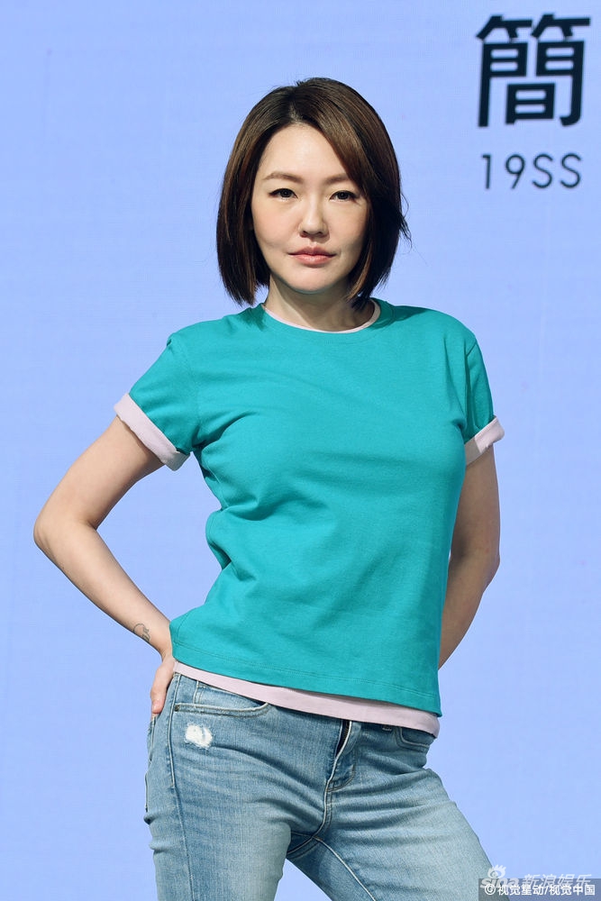 组图:小s紧身牛仔裤秀纤长美腿 大摆pose活力俏皮