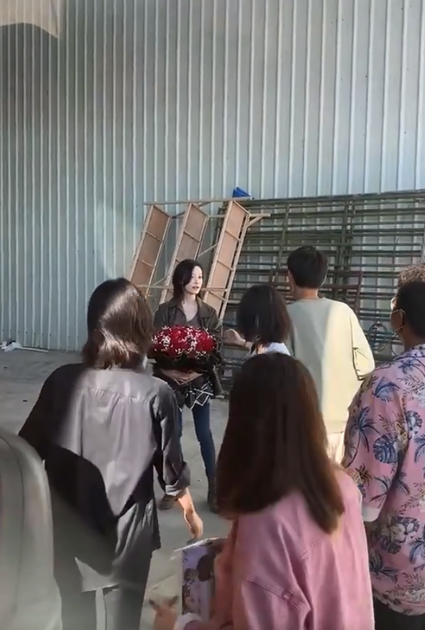 组图：倪妮《消失的她》杀青路透曝光手捧鲜花气质出挑第2张图片