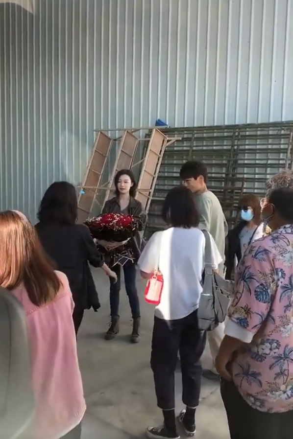 组图：倪妮《消失的她》杀青路透曝光手捧鲜花气质出挑第1张图片