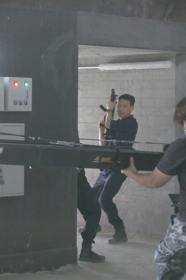 组图：张学友出山拍新片造型曝光扮演海关人员文质彬彬第3张图片