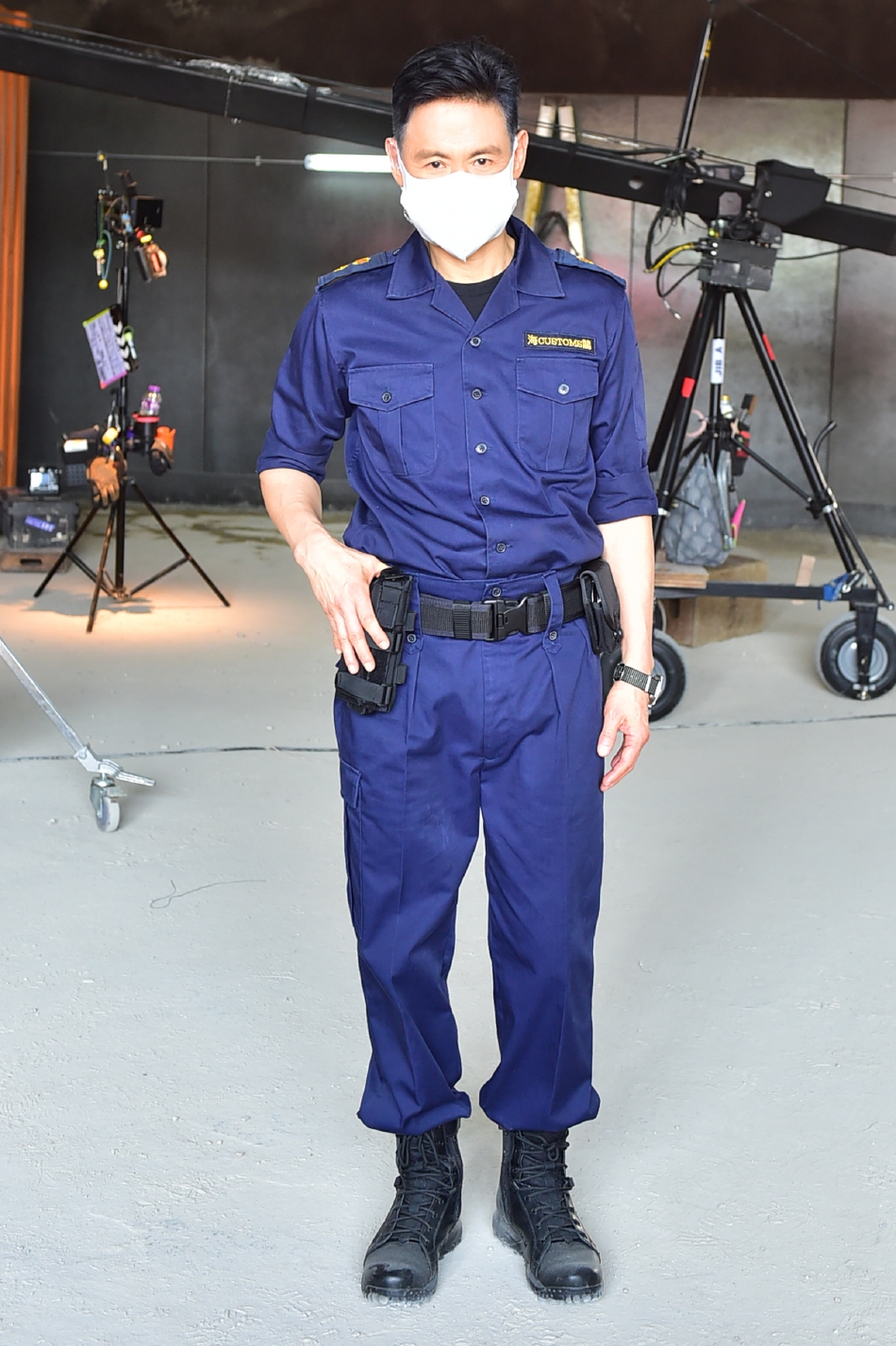 组图：张学友出山拍新片造型曝光扮演海关人员文质彬彬第4张图片