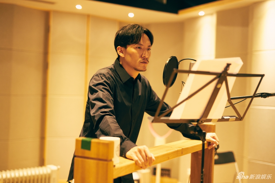 张震为《无问西东》配音全神贯注_高清图集_新浪网