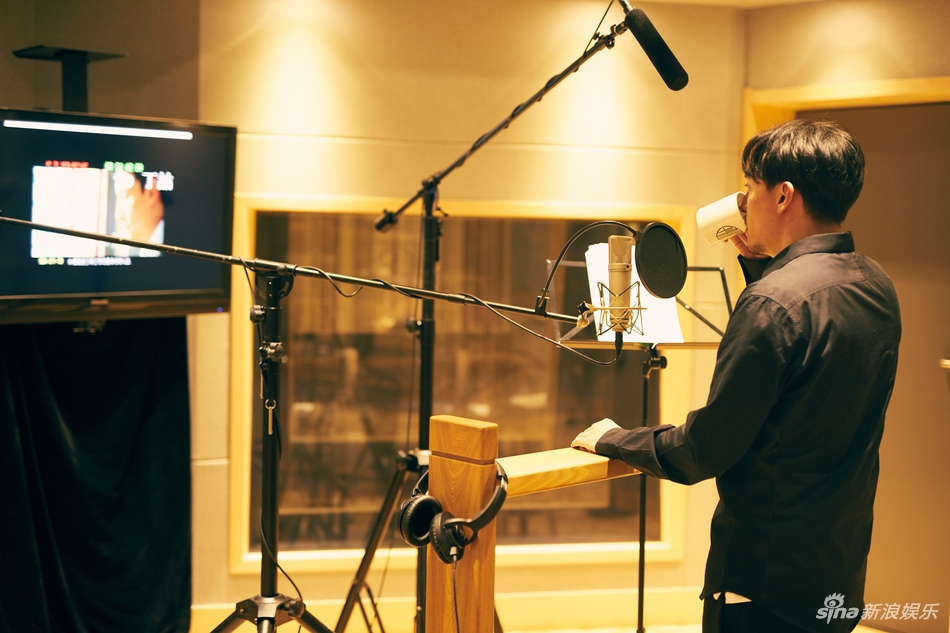 组图:认真的男人最帅!张震为《无问西东》配音全神贯注