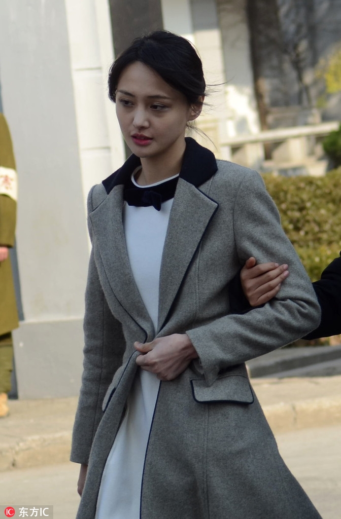 郑爽脸色不佳获助理搀扶