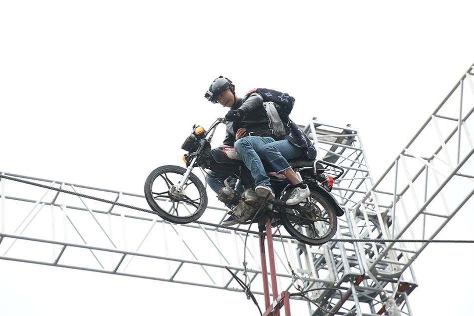 田亮摩托车走钢丝