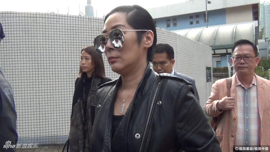 组图:关淑怡涉刑事恐吓现身警署 墨镜遮面一言不发_高清图集_新浪网