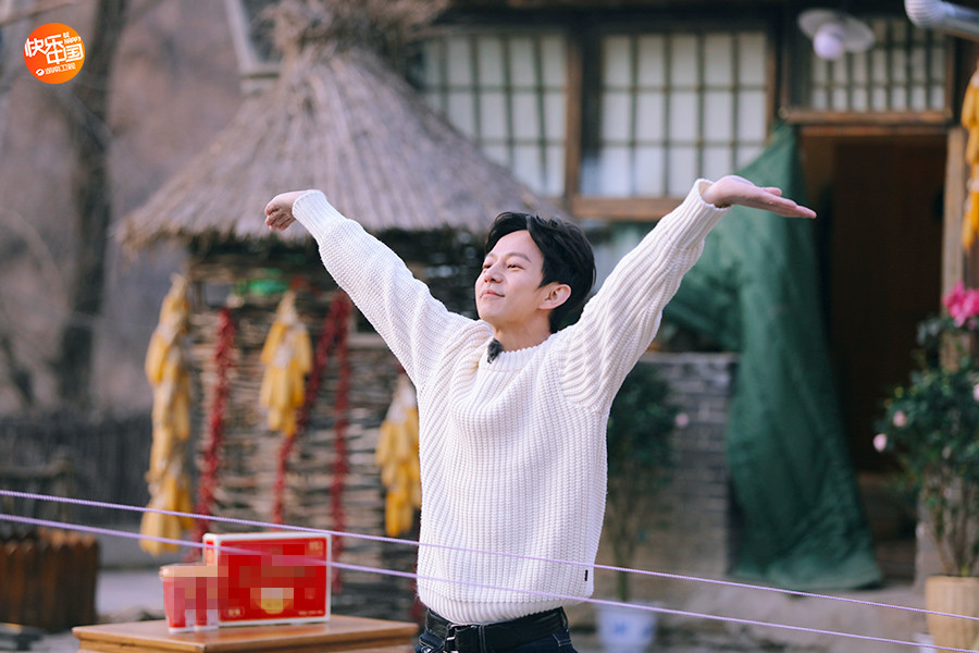 本周日晚,《向往的生活》何炅,白百合童心大发跳起了皮筋.