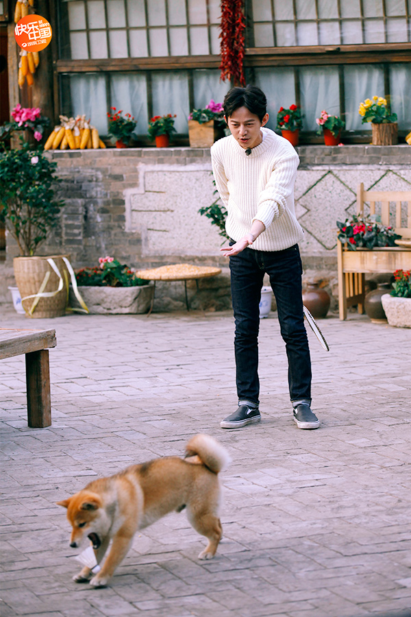 本周日晚,《向往的生活》刘宪华羽毛球单挑白百何,然而白百合被小h