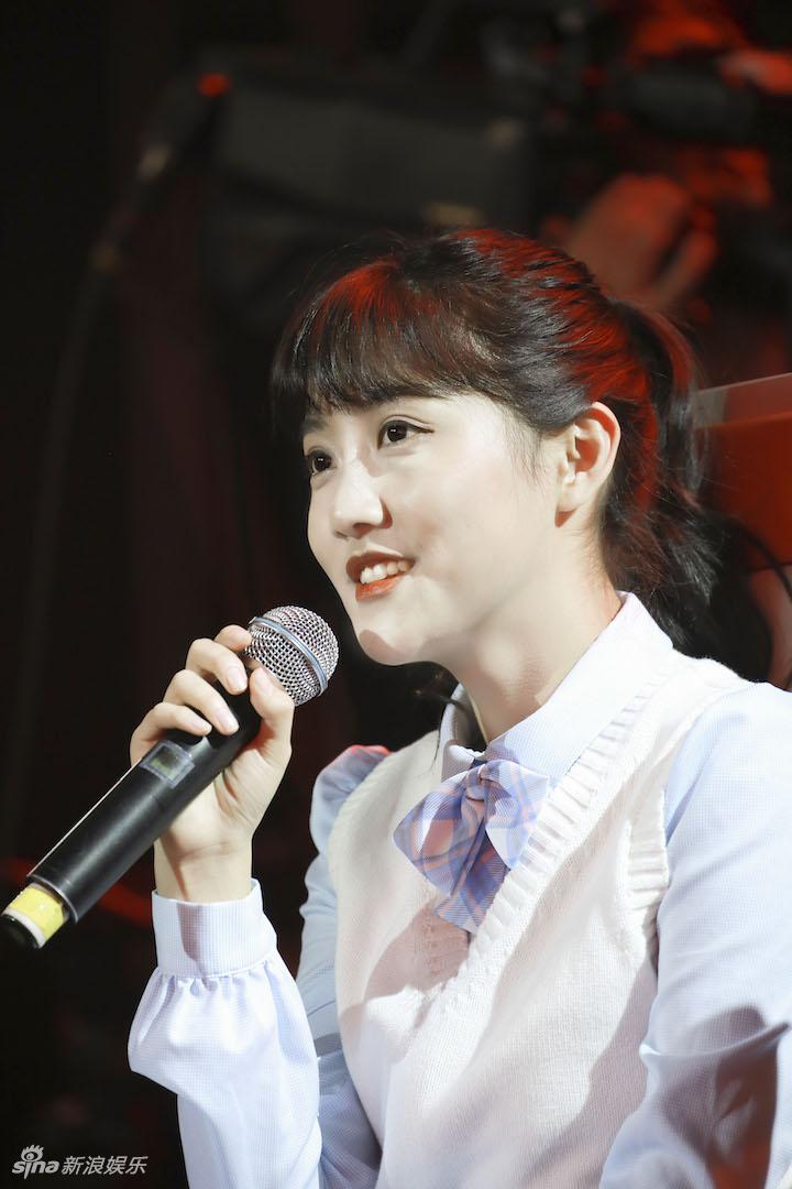 snh48李艺彤学生装青春洋溢
