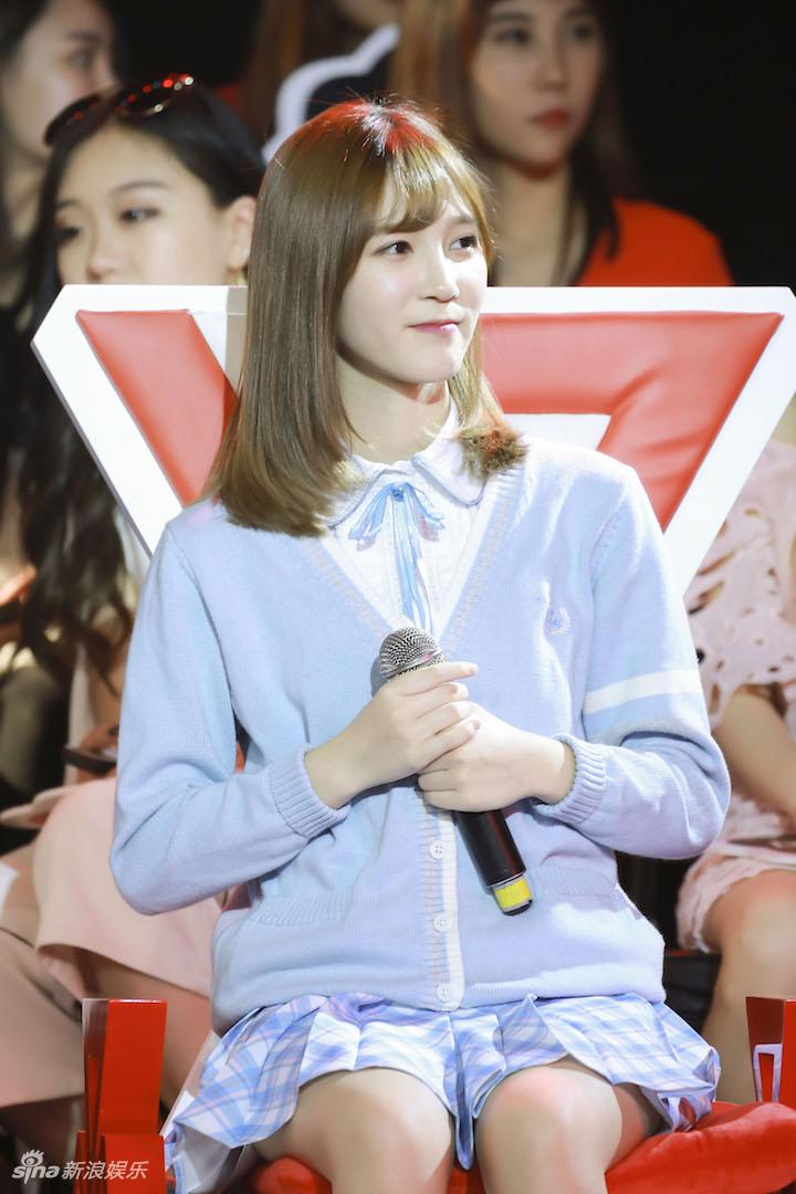 snh48李艺彤学生装青春洋溢