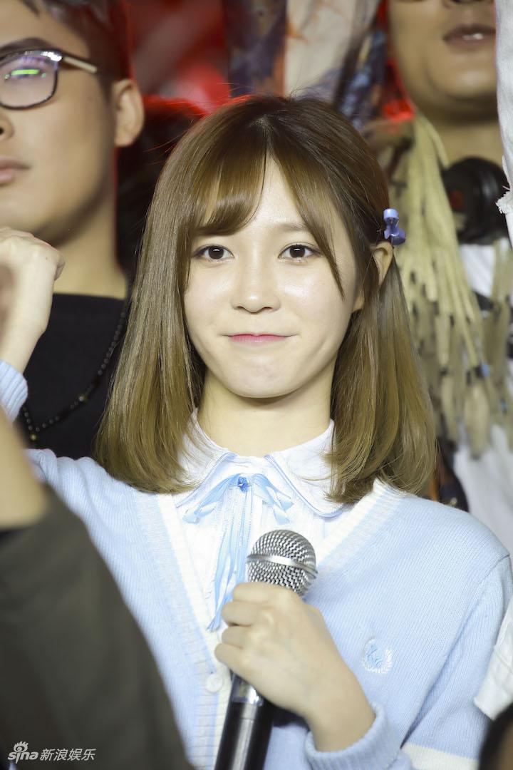 snh48李艺彤学生装青春洋溢