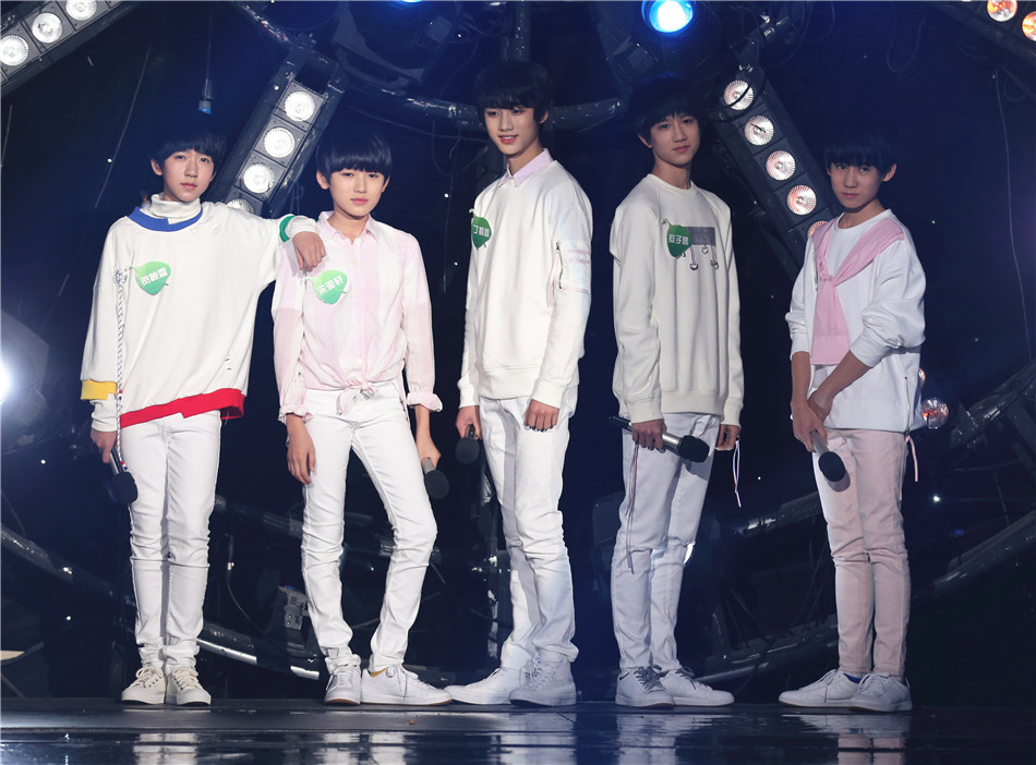 天天tf家族综艺首秀大张伟成孩子王结伴赏花