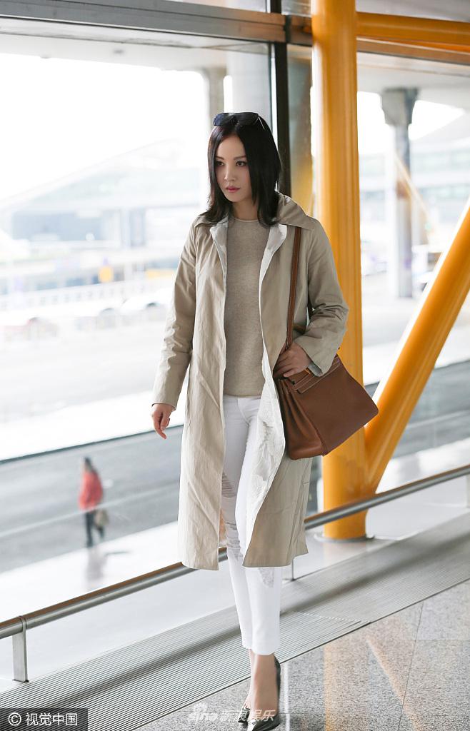 新浪娱乐讯 近日,陶红身着米色风衣,搭白色修身牛仔裤现身机场,面容