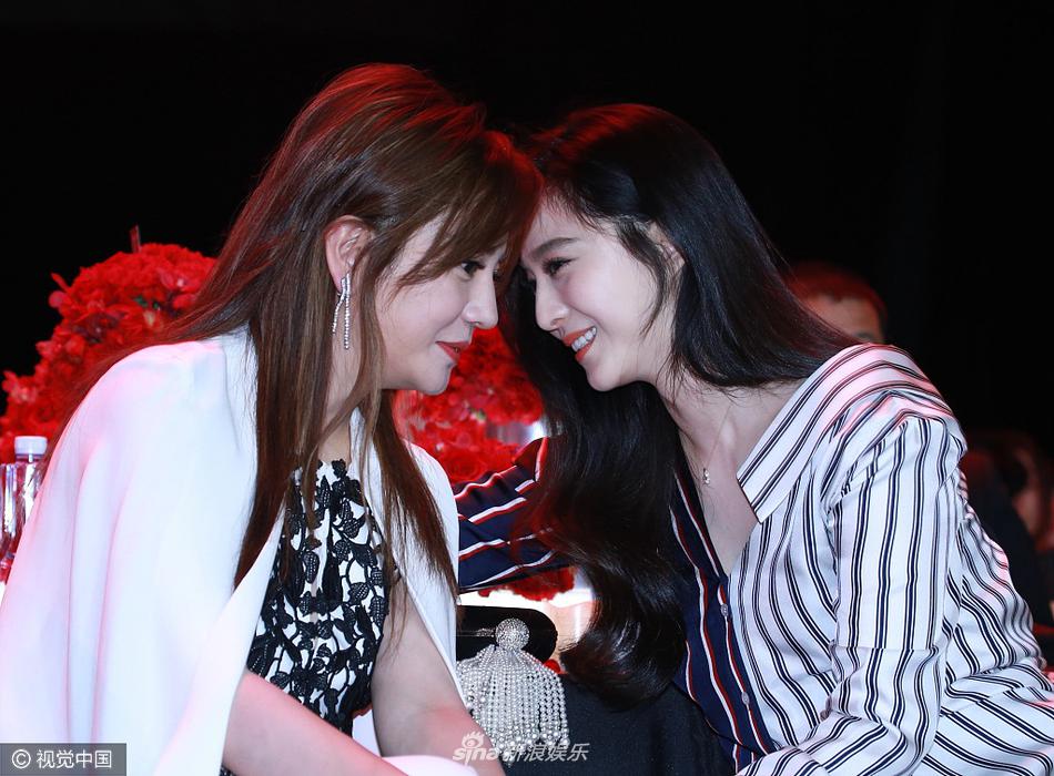 赵薇范冰冰台下热聊显亲密