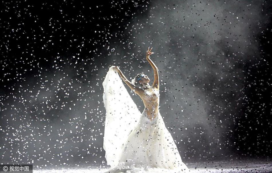 杨丽萍舞姿翩跹似仙女下凡