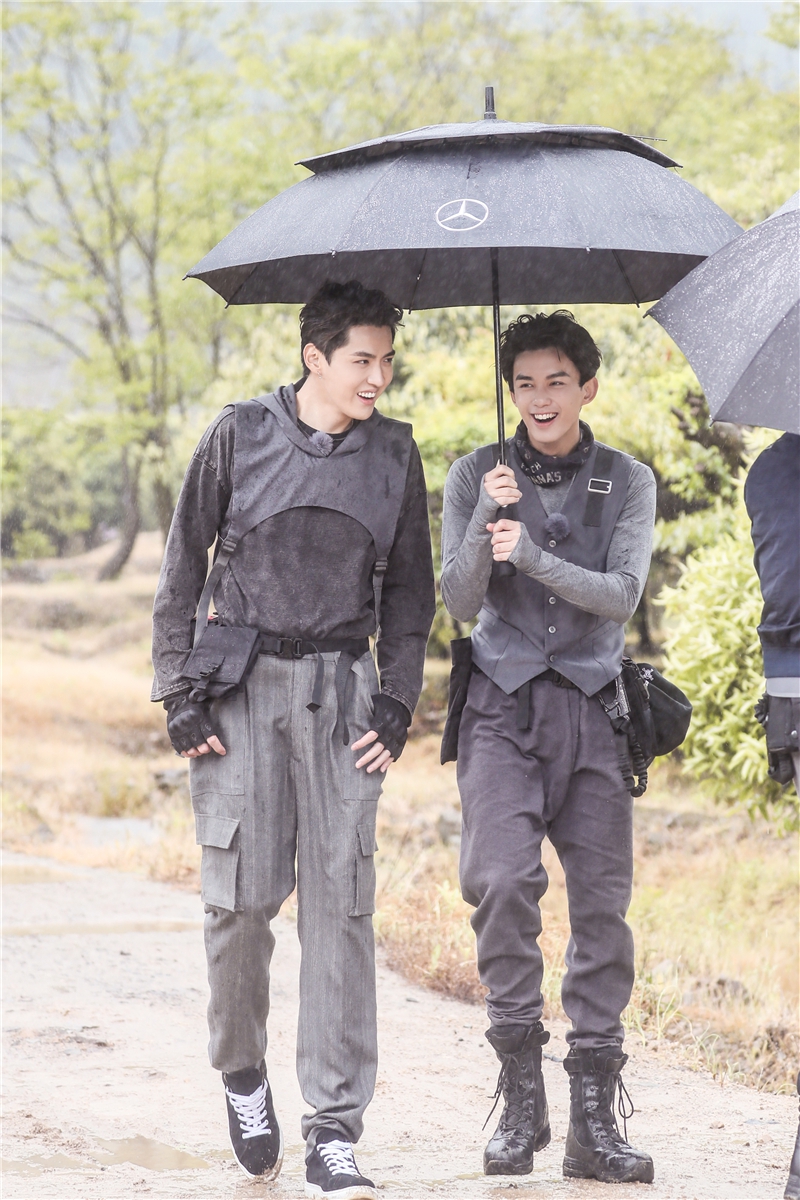 吴亦凡吴磊一起打伞