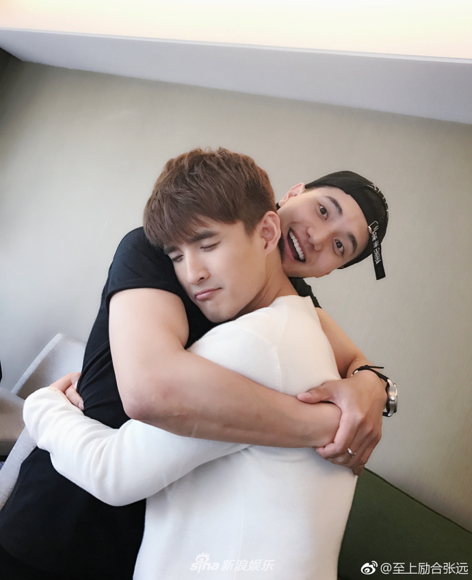 组图:至上励合团战渐息 队长张远晒照与小五亲昵拥抱_高清图集_新浪网