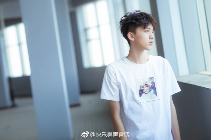 《快男》选手赵英博凭颜值晋级惹争议 长相似吴磊