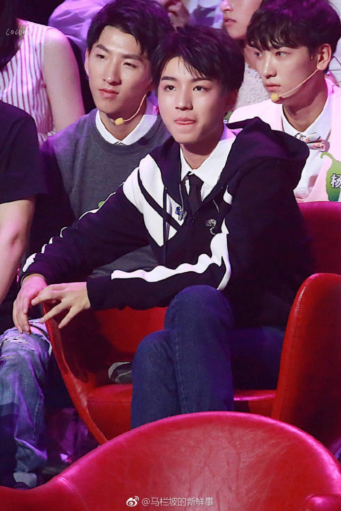 组图:王俊凯认真听歌表情呆萌 高考后综艺首秀稍显圆润_高清图集_新浪