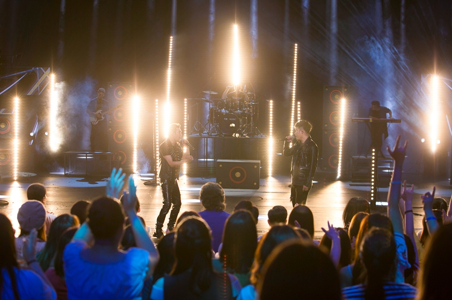 谢娜张杰深情对唱 陈赫小沈阳皮衣look嗨唱摇滚