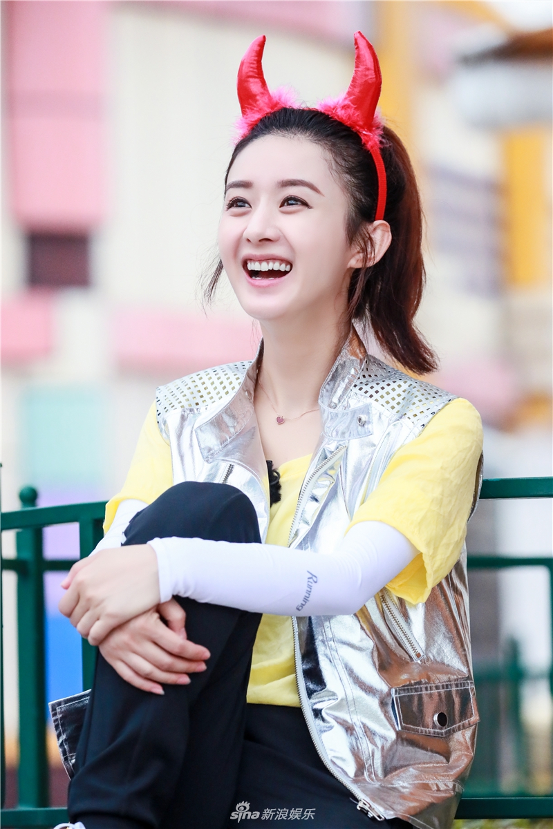 赵丽颖头戴可爱牛角萌力爆表 抱腿开怀大笑