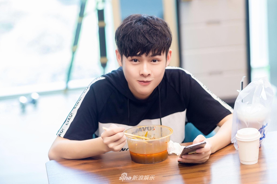 赵英博低头盘坐画风唯美_高清图集_新浪网