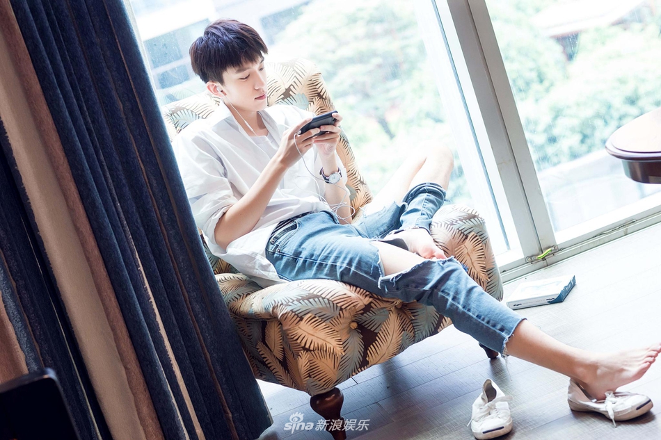 赵英博低头盘坐画风唯美_高清图集_新浪网