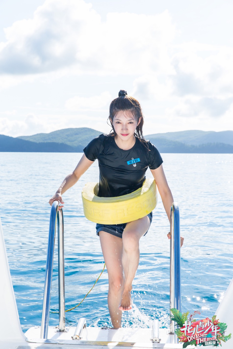 有点可爱!江疏影带游泳圈海中游泳 依旧白到发光