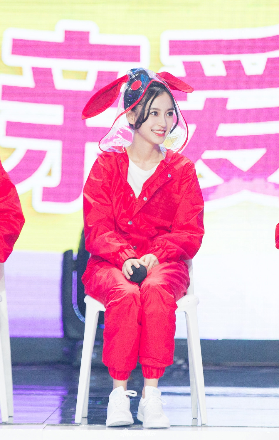 baby热裤棒球帽秀长腿 变身嘻哈少女嗨玩双截棍