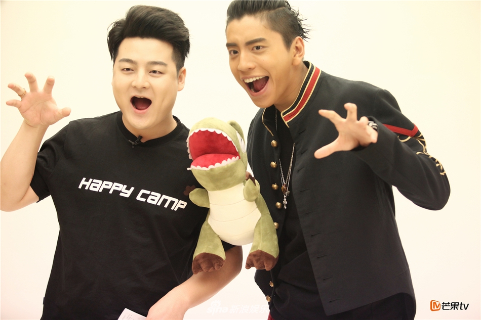 王大陆一口狂塞七个饺子 与恐龙玩偶比嘴