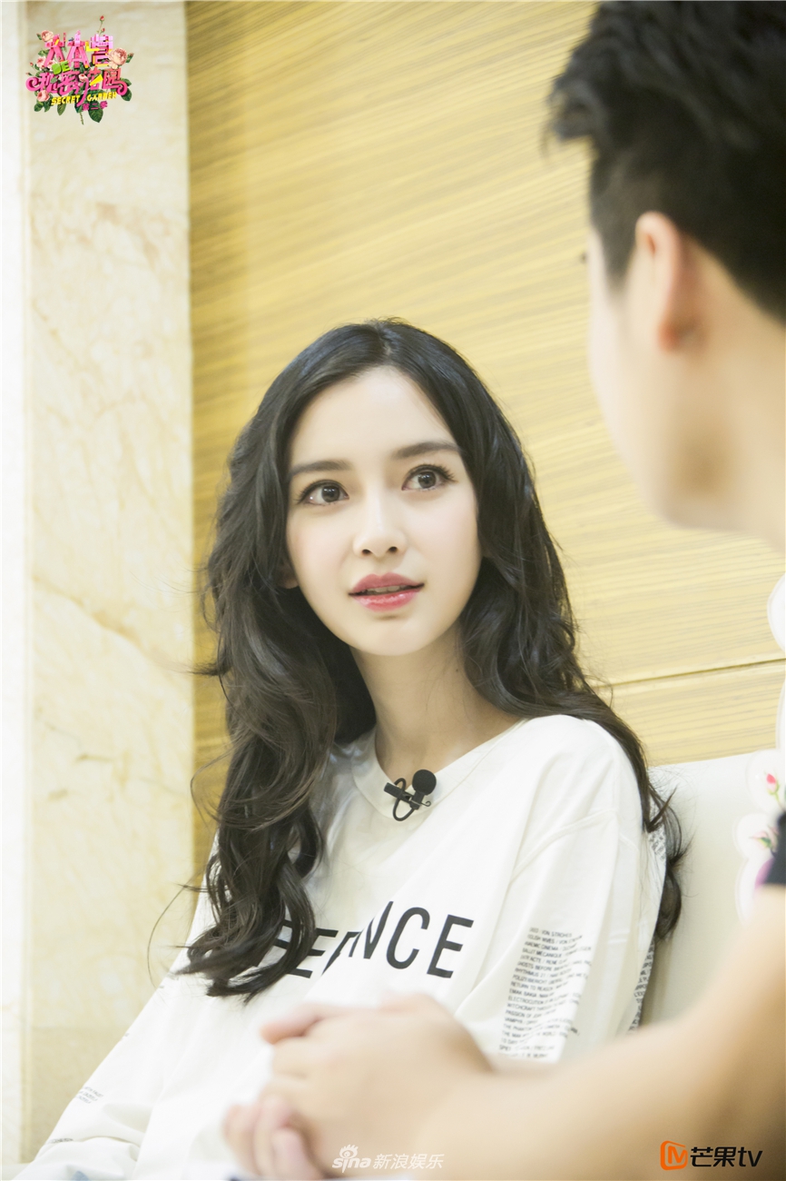 《大本营的秘密花园2》Angelababy表情认真