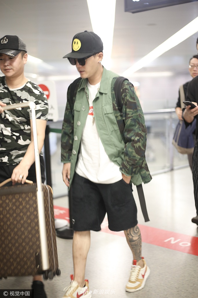 组图:杜淳黑色短裤纹身抢镜潮范儿足 获工作人员抢拎行李