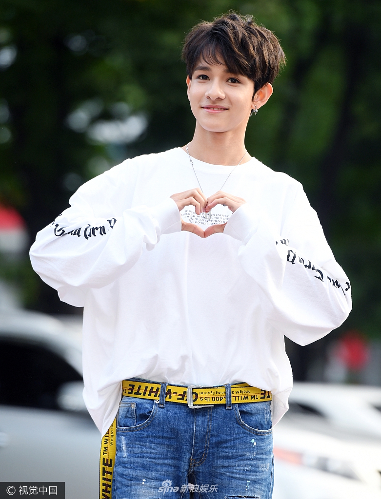 组图15岁金samuel休闲装青春洋溢双手比心帅气又可爱