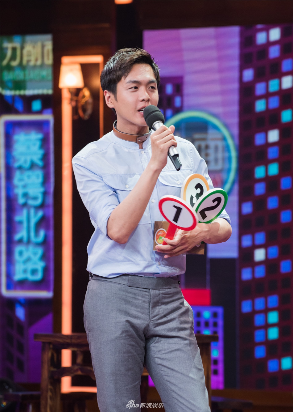 组图:宣布恋情后张若昀帅气现身 脖子上的项圈亮了.