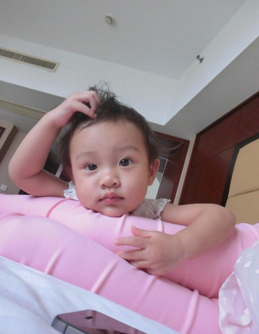 甜馨婴儿照曝光 小脸圆嘟嘟