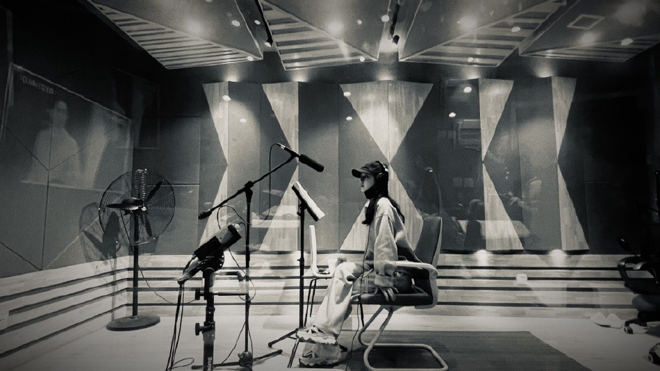 组图：赵丽颖假期仍在忙工作《幸福到万家》配音照释出