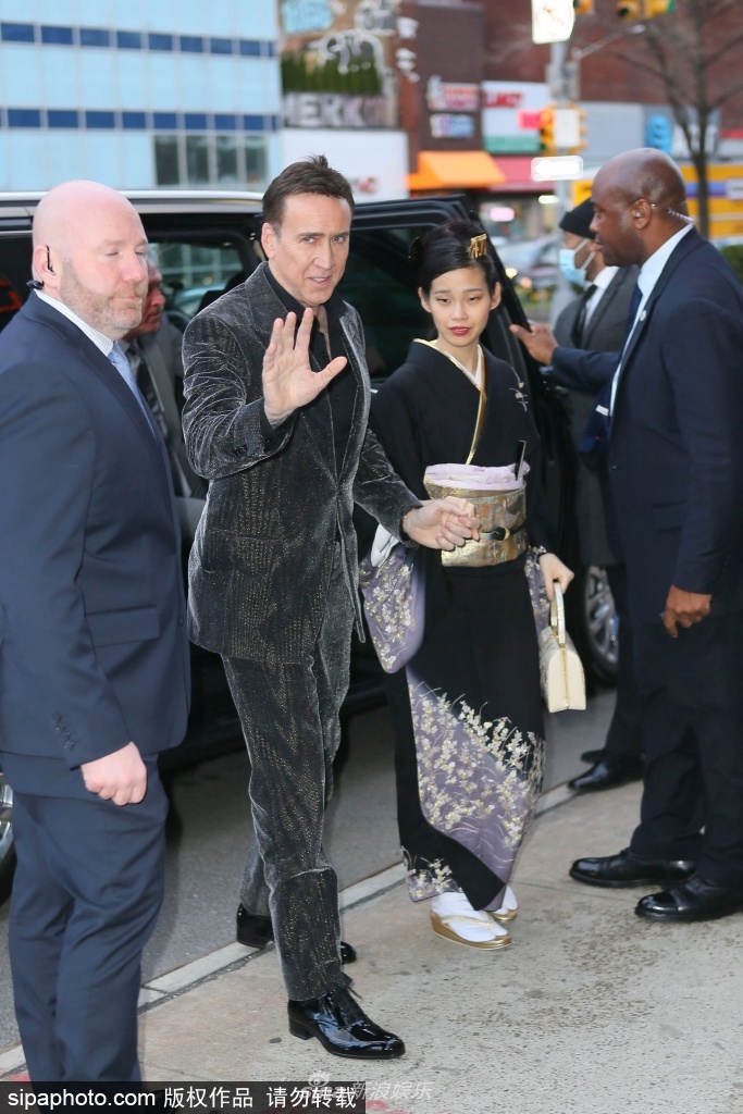 组图：尼古拉斯·凯奇带娇妻出席新片放映会一路牵手甜蜜秀恩爱第4张图片