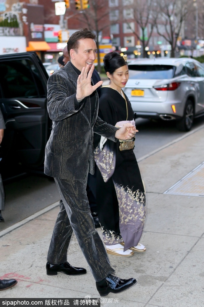 组图：尼古拉斯·凯奇带娇妻出席新片放映会一路牵手甜蜜秀恩爱第2张图片