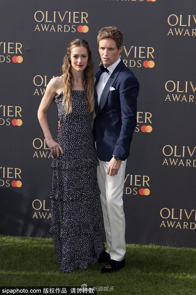 组图：对视好甜蜜！埃迪·雷德梅恩与妻子汉娜合体亮相奥利佛奖第3张图片