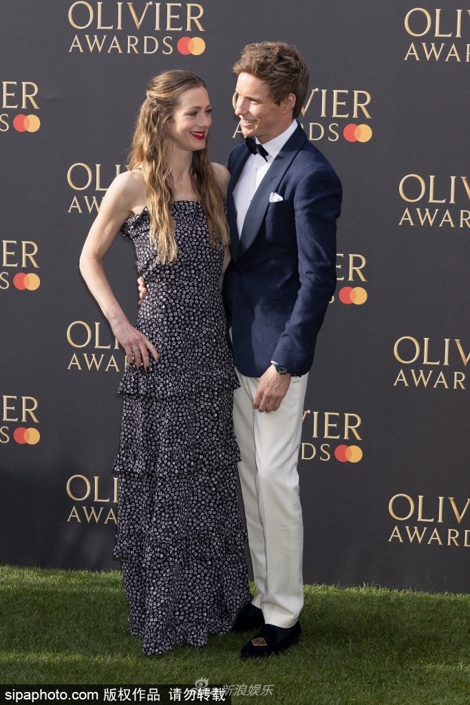 组图：对视好甜蜜！埃迪·雷德梅恩与妻子汉娜合体亮相奥利佛奖第1张图片