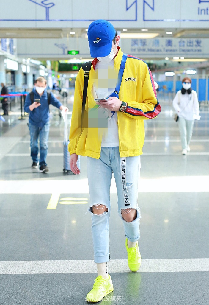 组图:于小彤彩色穿搭亮眼满满少年感 边走边打电话大长腿抢镜