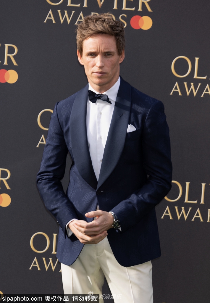 组图：对视好甜蜜！埃迪·雷德梅恩与妻子汉娜合体亮相奥利佛奖第4张图片