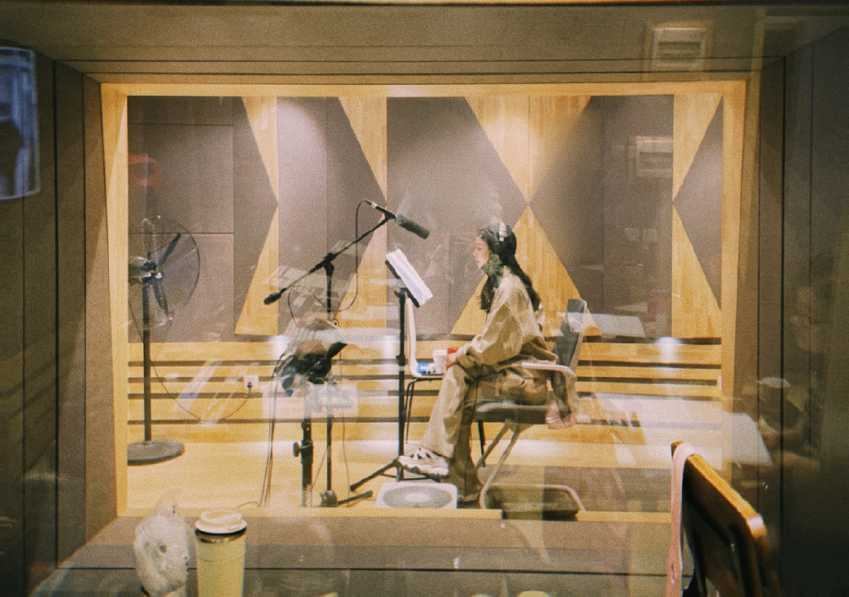 组图：赵丽颖假期仍在忙工作《幸福到万家》配音照释出