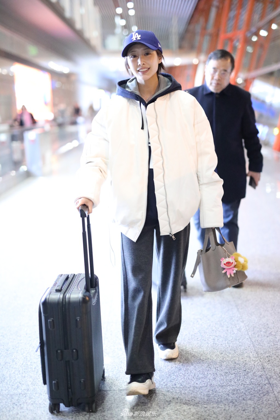 组图:李纯大方秀素颜对镜嘟嘴卖萌 造型保暖休闲不失帅气