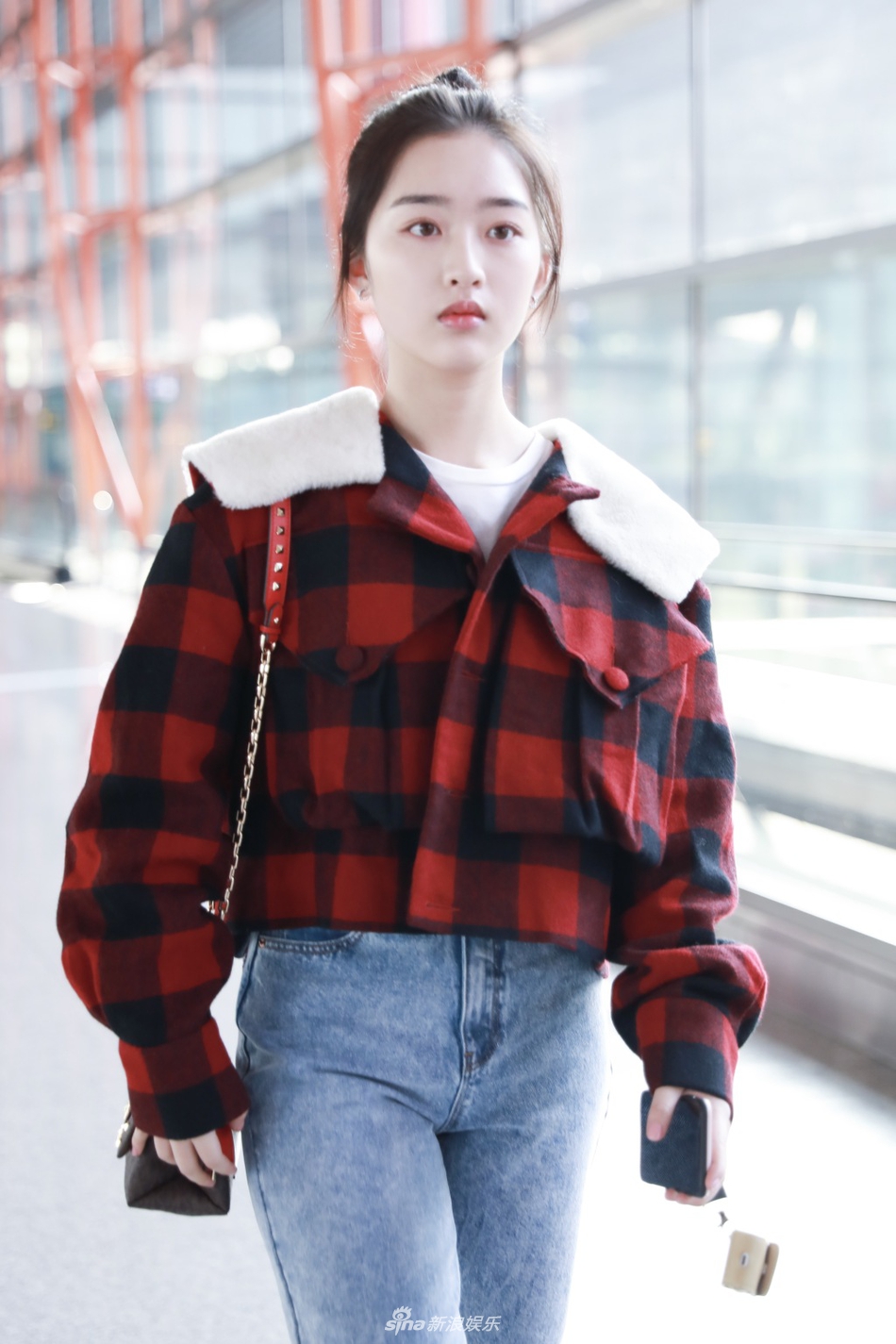 组图:邓恩熙扎丸子头满脸胶原蛋白 格纹衫牛仔裤清新可人