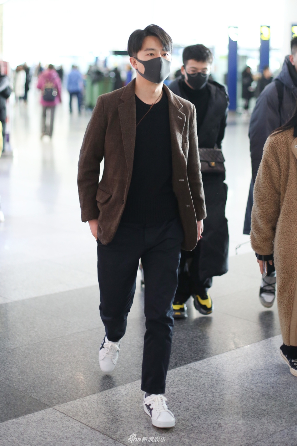 10 15:10:46 1 / 5 新浪娱乐讯  2020年1月10日,黄轩现身机场.