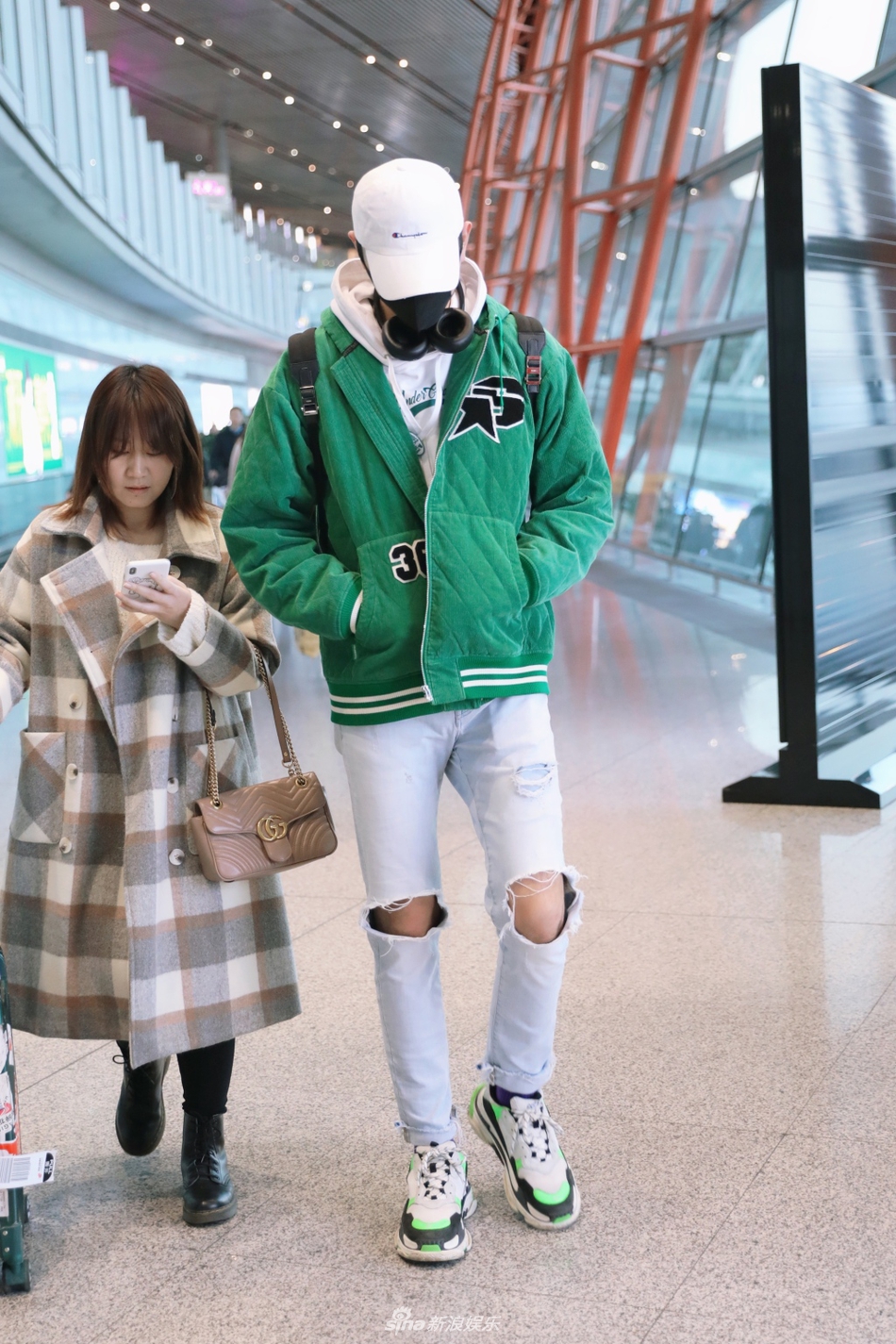 组图:于小彤不惧低温穿破洞裤 电话热聊单手插兜扮酷耍帅